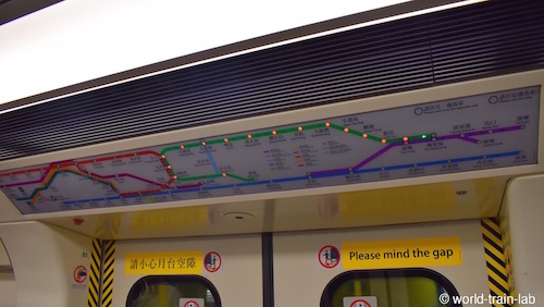 C train 車内案内板