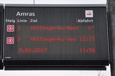 出発列車案内板