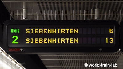 出発列車案内板