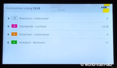 出発列車案内板