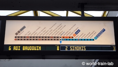 出発列車案内板