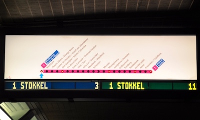 出発列車案内板