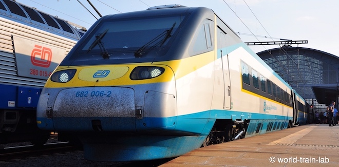 プラハ中央駅で発車を待つ Supercity
