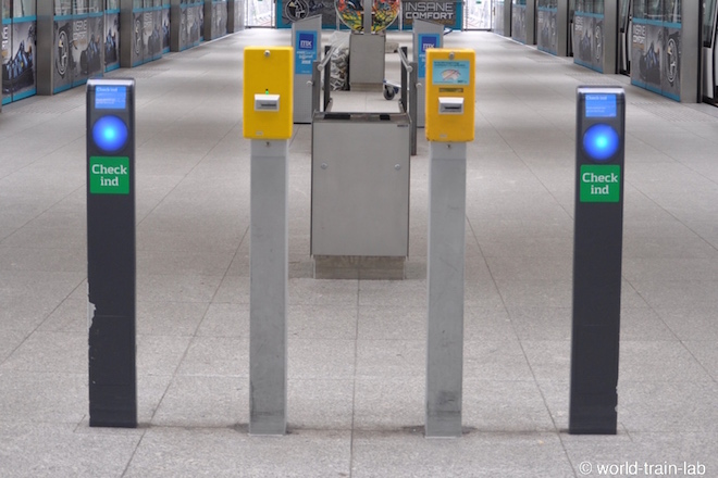 刻印機( 真ん中の黄色の機械)