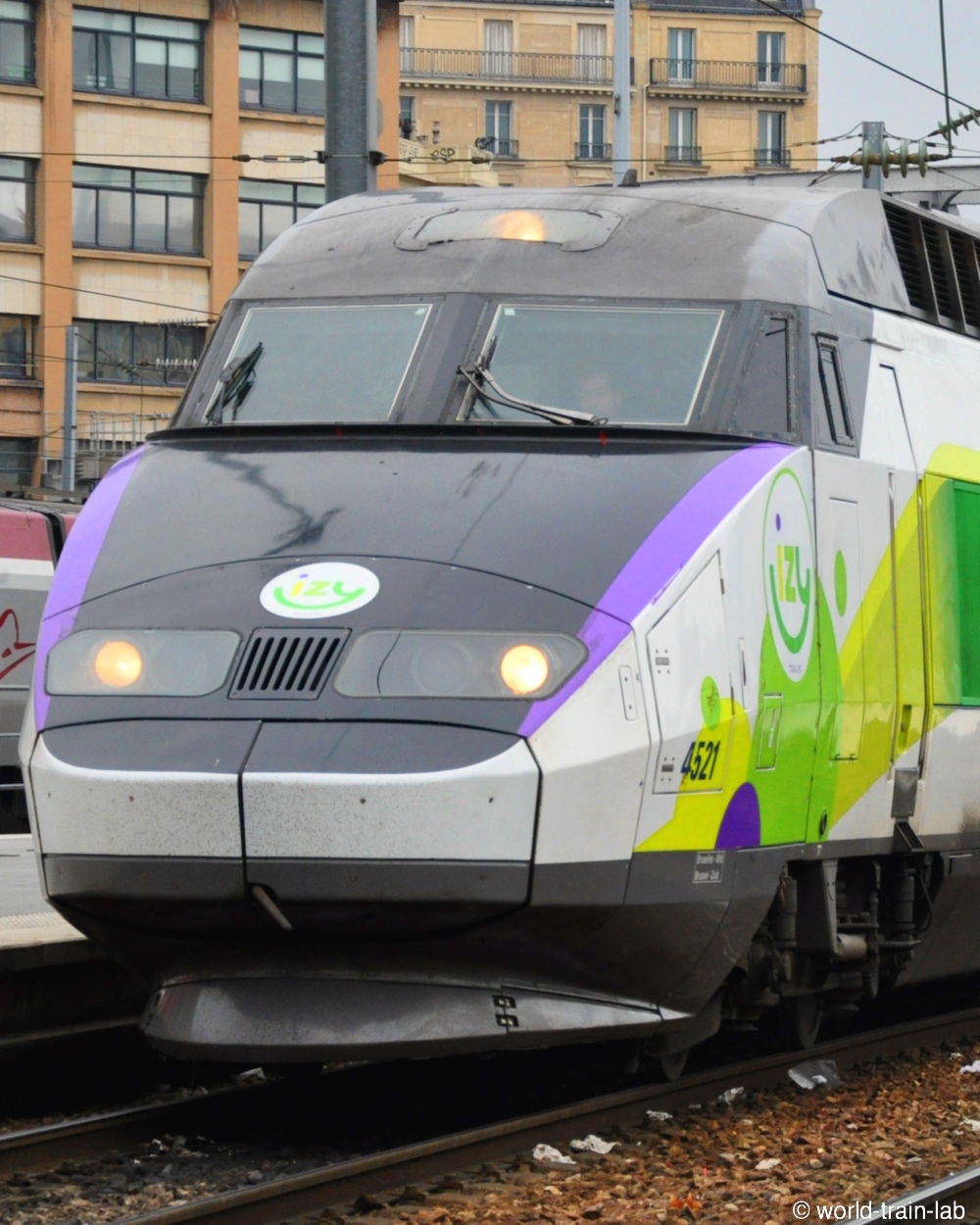 パリ北駅に到着するブリュッセルからのTGV