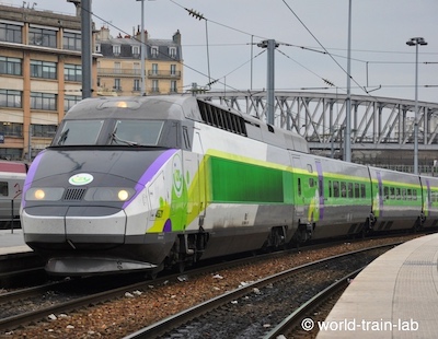 パリ北駅に入線する izy