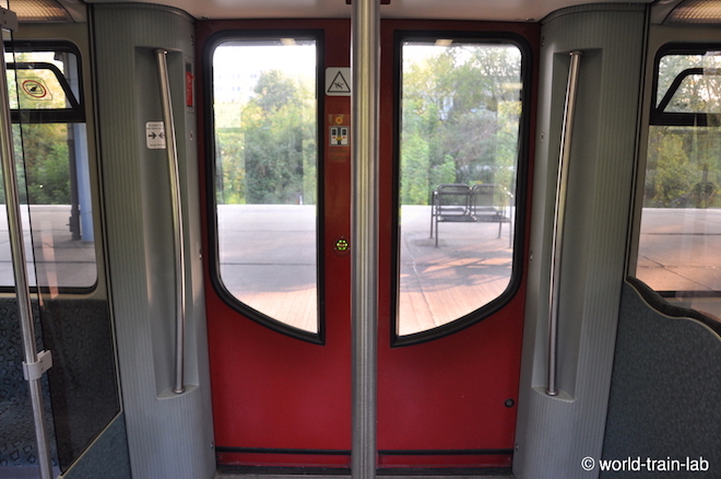 扉の開閉ボタン