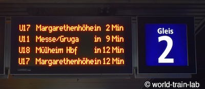 出発列車案内板