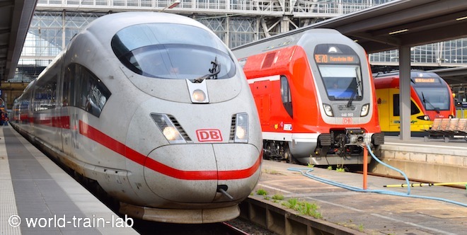 発車を待つ列車