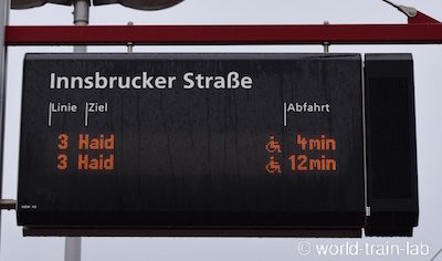 出発列車案内板