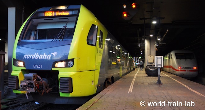 発車を待つ快速 REと新幹線 ICE