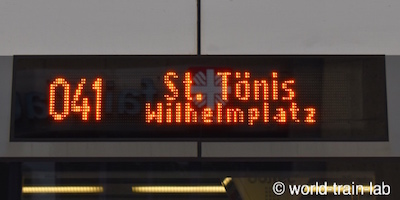 出発列車案内板