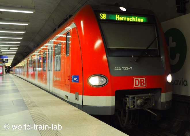 空港で発車を待つ S8 Herrsching行き