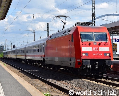 ケルン近郊を走行するIC