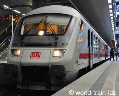 ベルリン中央駅に到着した IC