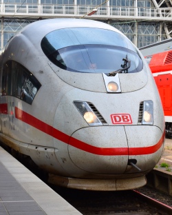 フランクフルト中央駅で発車を待つ ICE 3