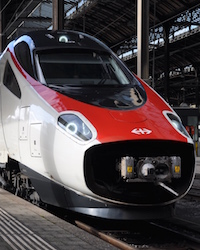 バーセル駅で発車を待つ EC