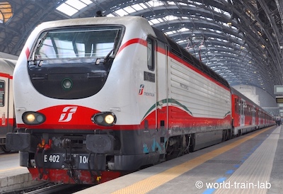 発車を待つ thello