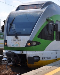 ワルシャワ近郊を走行する KM