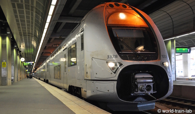 発車を待つ 快速列車 Regional