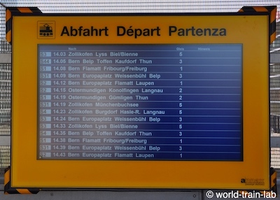 出発列車案内板