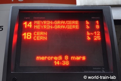 出発列車案内板